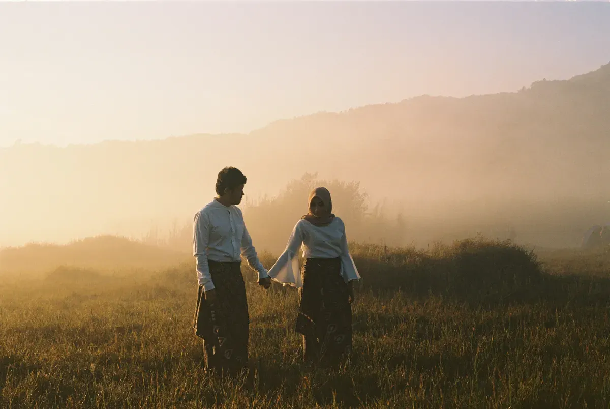 Ilustrasi-3 Prompt Gemini AI untuk Edit Foto Prewedding, Tinggal Upload Foto Saja (Sumber: Unsplash/Muhammad Raufan Yusup)