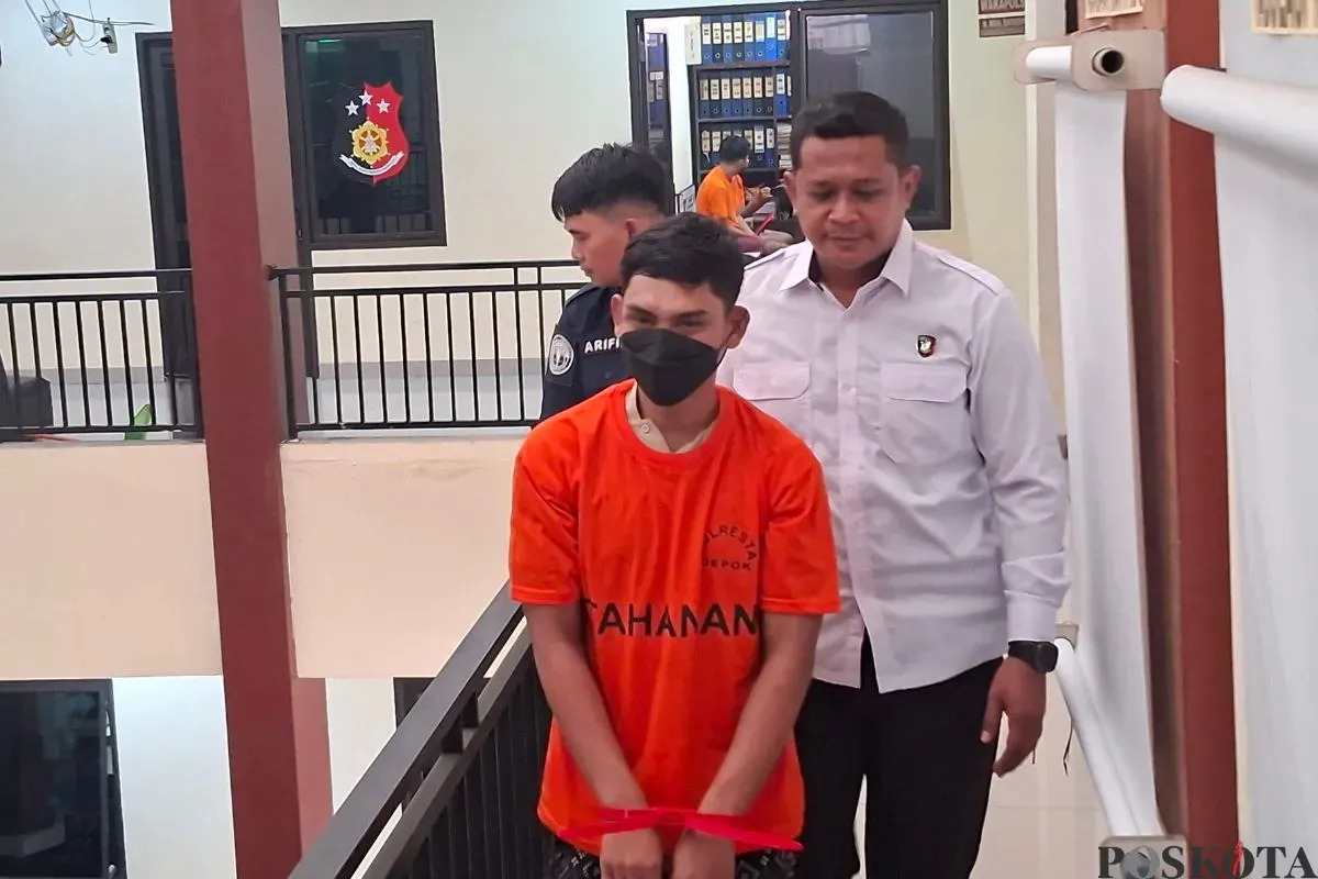 Polisi menggiring tersangka kasus curanmor yang berstatus residivis di Mapolsek Pancoran Mas, Kota Depok, Kamis, 18 September 2025. (Sumber: Poskota/Angga Pahlevi)