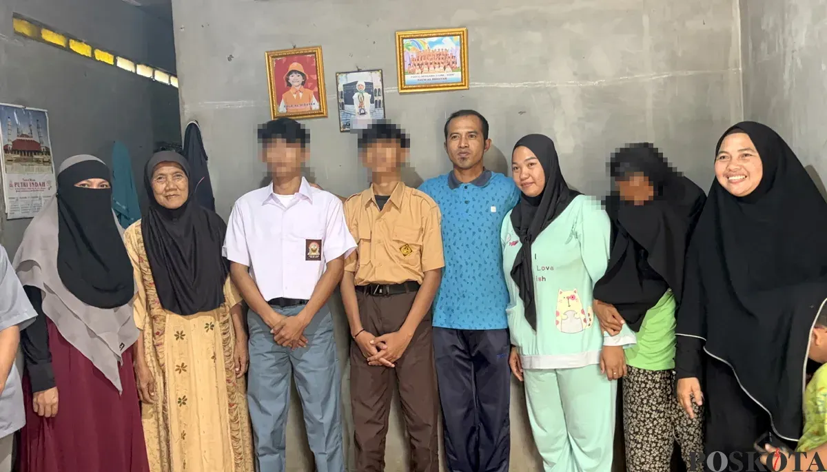 Haikal dan Haezar bersama keluarga dan para relawan yang memberikan bantuan seragam sekolah. (Sumber: POSKOTA | Foto: Giffar Rivana)