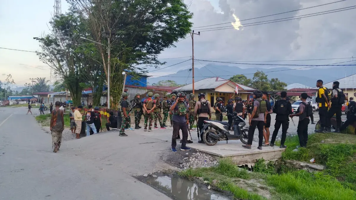 Aparat keamanan berjaga di sekitar Mapolres Yalimo usai kerusuhan yang menewaskan warga dan melukai personel TNI-Polri. (Sumber: Humas Satgaz Cartenz)