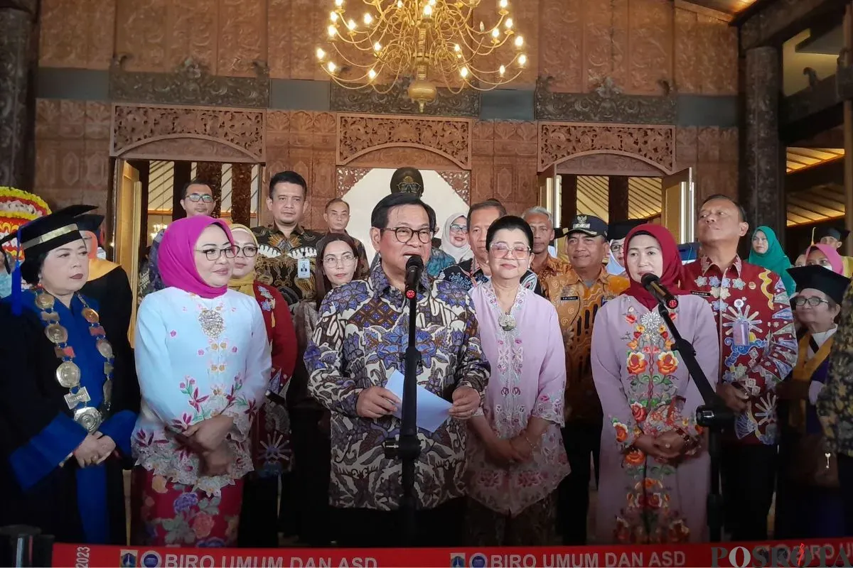 Gubernur Jakarta, Pramono Anung menyampaikan pernyataan kepada awak media di TMII, Ceger, Cipayung, Jakarta Timur, Kamis, 18 September 2025. (Sumber: Poskota/Muhammad Tegar Jihad)