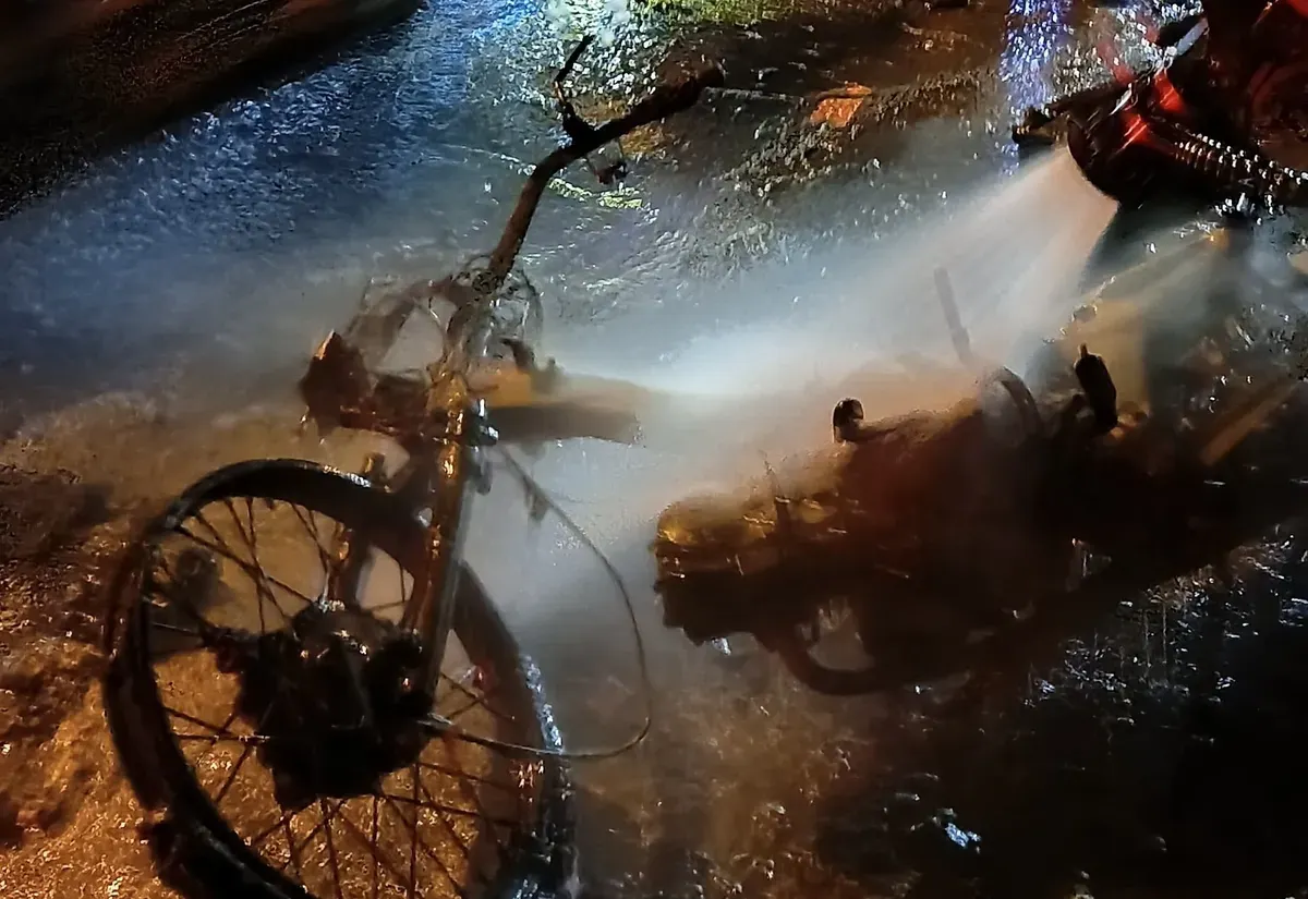 Bangkai satu unit motor bebek ludes yang ludes terbakar di Jalan Baru Plenongan, Depok. Meski tak menimbulkan korban jiwa, insiden tersebut sempat membuat pengendaranya panik. (Sumber: Damkar Kota Depok)