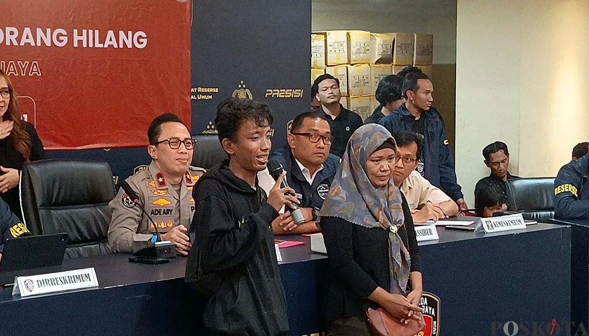 Eko Purnomo dan ibunya, Sarwiti saat dihadirkan di hadapan awak media di Polda Metro Jaya, Jakarta Selatan, Kamis, 18 September 2025. (Sumber: POSKOTA | Foto: Nurpini Aulia Rapika)