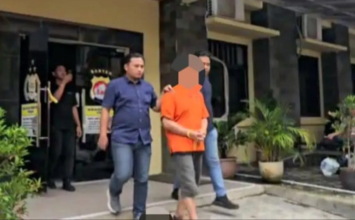 Tersangka AM digelandang penyidik Ditreskrimum Polda Banten untuk dijebloskan ke dalam penjara Rutan Polda Banten. (Sumber: Dok Humas Polda Banten)