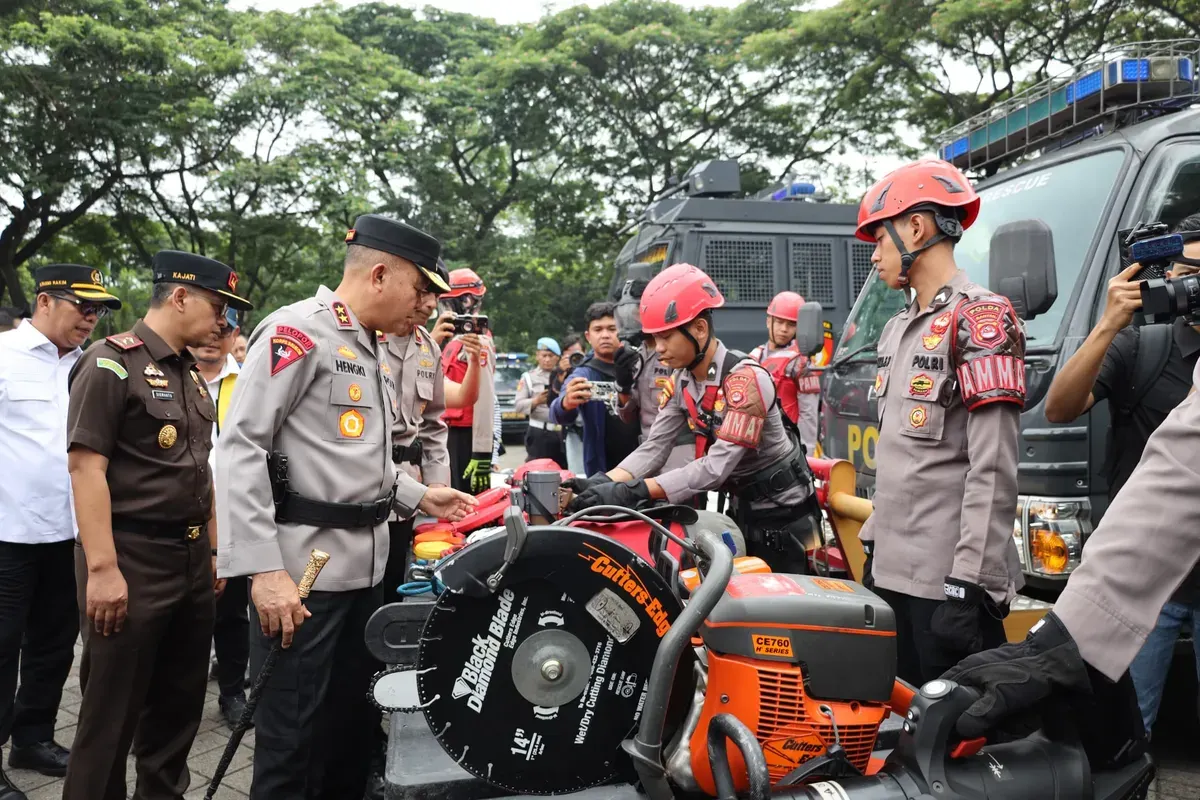 Kapolda Banten Irjen Hengki mengecek peralatan operasional menghadapi potensi bencana di Alun-Alun Barat Kota Serang, Kota Baru, Serang, Kamis, 18 September 2025. (Sumber: Dok. Bidhumas Polda Banten)