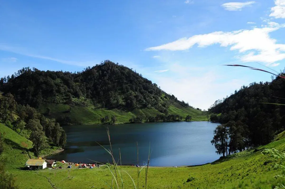 Cara mudah edit foto menggunakan Gemini AI ala pendaki gunung yang sedang berada di Ranu Kumbolo (Sumber: Pinterest)