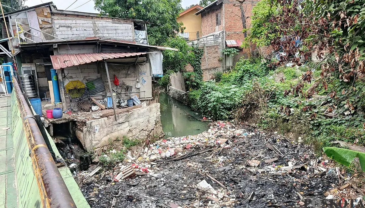 Tumpukan sampah mencemari aliran Kali Baru di RW 02 Kelurahan Kalibaru, Kecamatan Medan Satria, Kota Bekasi. (Sumber: POSKOTA | Foto: Nurpini Aulia Rapika)