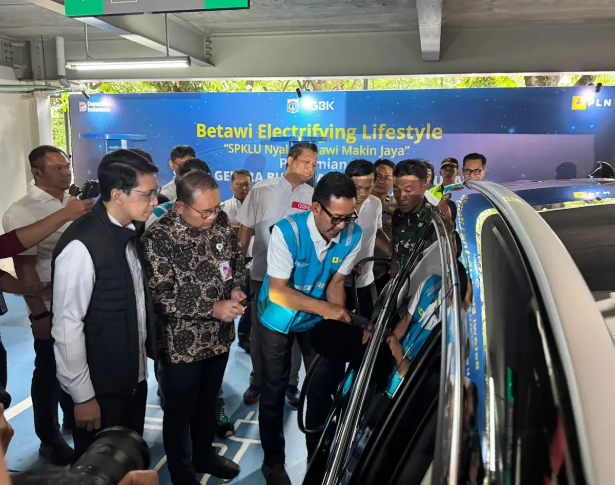 General Manager PLN UID Jakarta Raya Moch. Andy Adchaminoerdin (rompi biru) bersama Wali Kota Jakarta Pusat, Arifin, melakukan pengisian perdana kendaraan listrik di SPKLU GBK di GBK, Kamis, 18 September 2025. (Sumber: PLN UID Jakarta Raya)