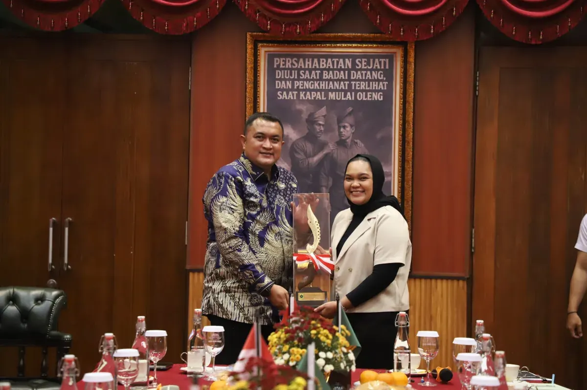 Bupati Bogor Rudy Susmanto bersama peraih penghargaan film tingkat internasional, Ineu Rahmawati, warga Citeureup, Kabupaten Bogor. (Sumber: Pemkab Bogor)