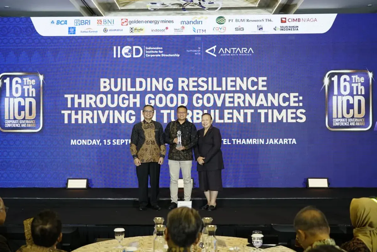 VP Sustainability Telkom, Gunawan Wasisto menerima penghargaan Big Cap dalam The 16th IICD Corporate Governance Conference & Award 2025 di Ballroom Pullman Hotel Thamrin, Jakarta, Senin, 15 September 2025. (Sumber: Dok. Telkom Indonesia)