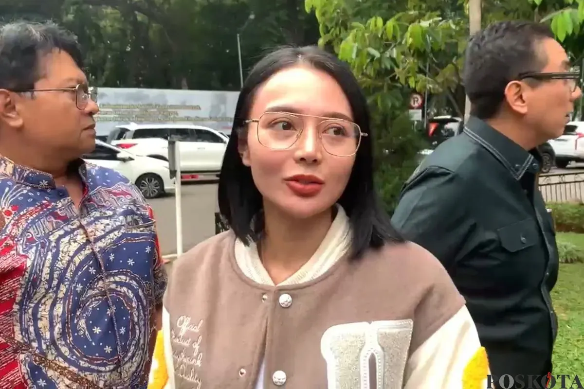 Pedangdut Wika Salim memenuhi panggilan Polda Metro Jaya, Senayan, Kebayoran Baru, Kota Jakarta Selatan, Kamis, 18 September 2025. (Sumber: Poskota/Ali Mansur)