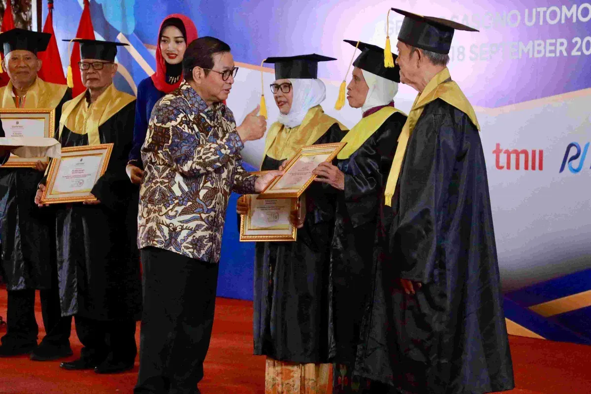 Gubernur Jakarta, Pramono Anung saat mewisuda 1.168 lansia di Taman Mini Indonesia Indah (TMII), Jakarta Timur, Kamis, 18 September 2025. (Sumber: Dok. Kominfotik Pemprov Jakarta)