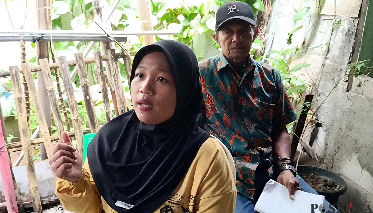 Yeyen, anak dari M Husin, petugas keamanan Puskesmas Teluk Pucung saat menceritakan kasus gaji ayahnya yang diduga dipotong sepihak. (Sumber: POSKOTA | Foto: Nurpini Aulia Rapika)