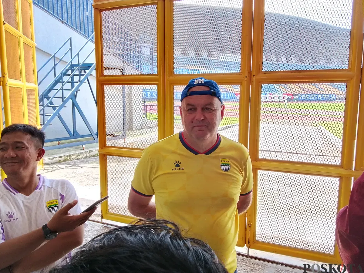 Pelatih Persib Bandung, Bojan Hodak, berikan pernyataan kepada media di Stadion GBLA Gedebage, Kota Bandung, Jumat 19 September 2025. (Sumber: Poskota/Gatot Poedji Utomo)