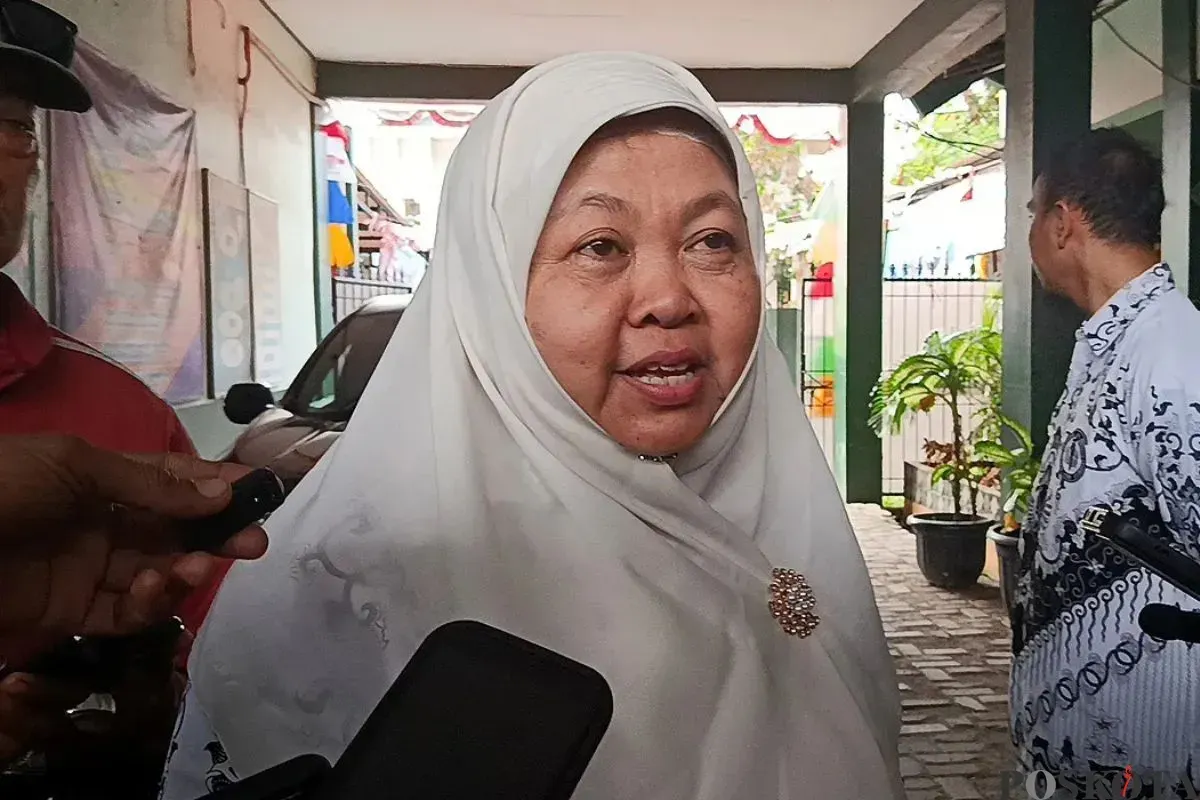Kepala Sekolah SMPN 13 Kota Bekasi, Tetik Atikah, dijatuhi sanksi tertulis. (Sumber: Poskota/Nurpini Aulia Rapika)
