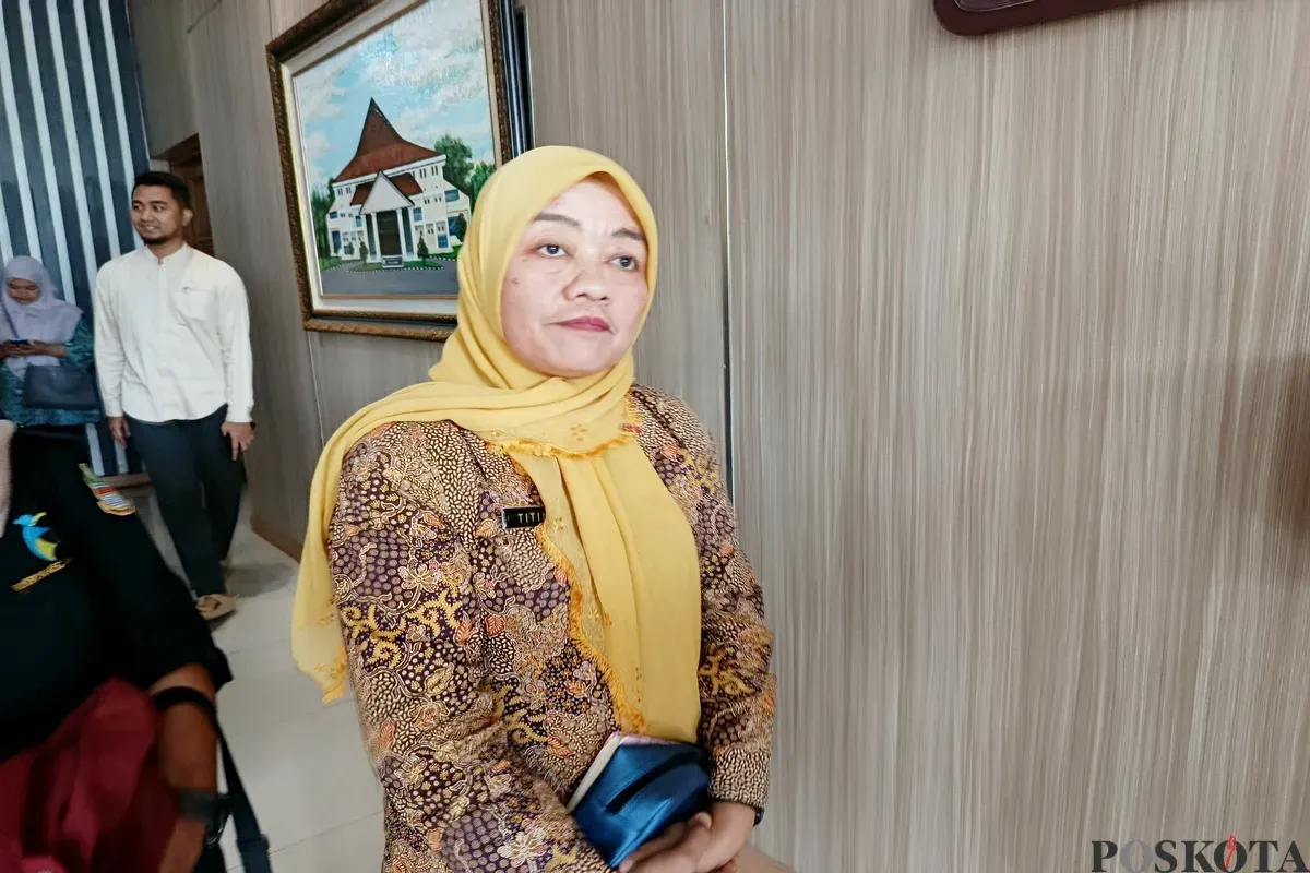 Plt Kepala DP3A Kabupaten Bekasi, Titin Fatimah, saat memberikan keterangan terkait kasus bullying di SMKN 1 Cikarang Barat, Jumat 19 September 2025. (Sumber: Poskota/Nurpini Aulia Rapika)