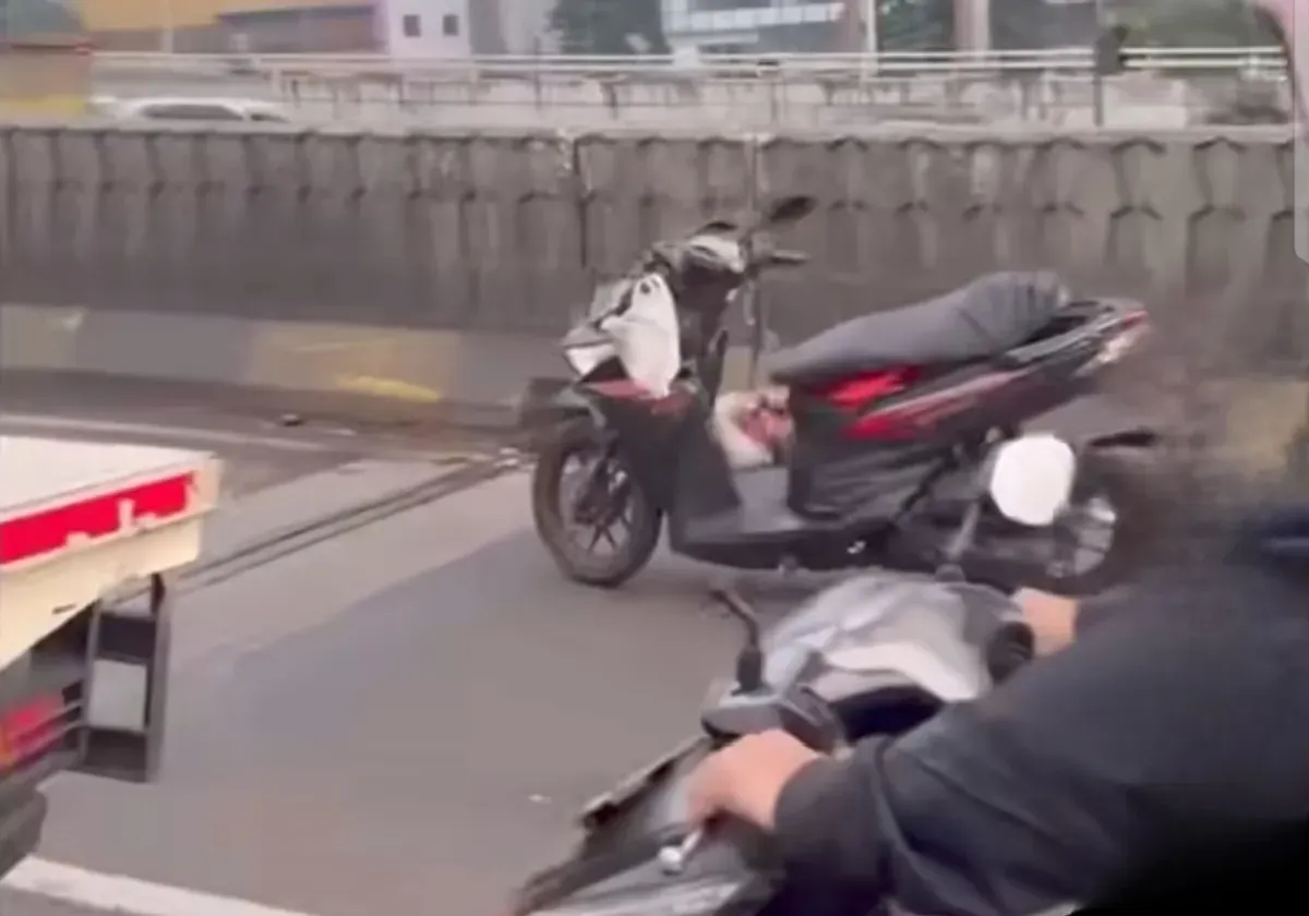 Motor korban RMBT, 31 tahun, yang mengalami kecelakaan tunggal di jalan layang Pancoran, Jakarta Selatan, pada Jumat, 19 September 2025. (Sumber: Istimewa)