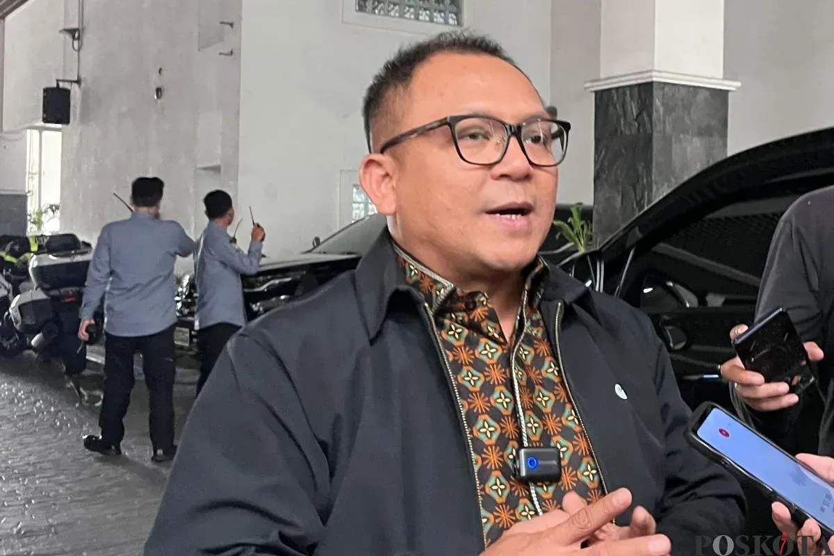 Wakil Ketua DPRD Jakarta, Basri Baco saat diwawancarai awak media di Balai Kota Jakarta, Jakarta Pusat, Jumat, 19 September 2025. (Sumber: Poskota/Muhammad Tegar Jihad)