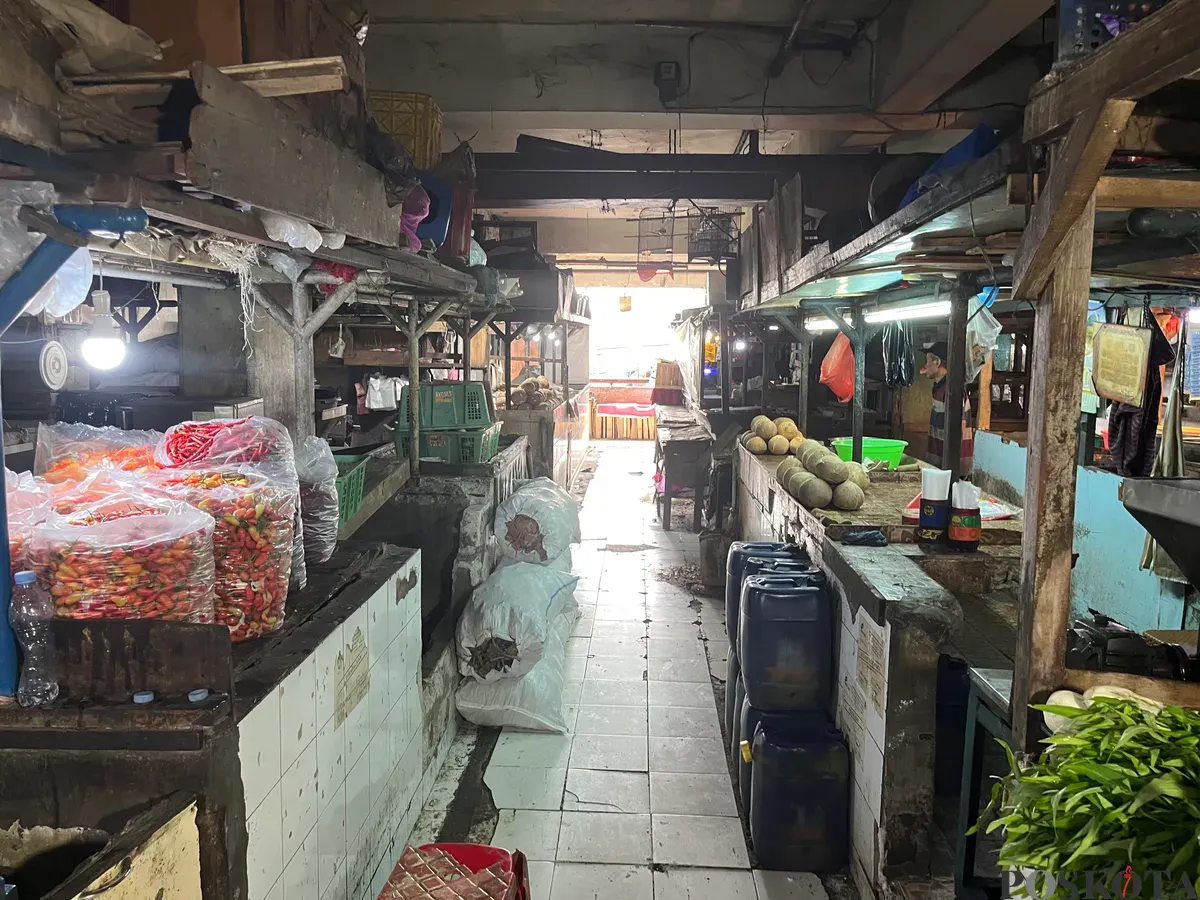 Pedagang sayur mayur di Pasar Blok G, Tanah Abang, Jakarta Pusat, mengeluhkan kondisi pasar yang semakin hari semakin sepi pengunjung, Jumat, 19 September 2025. (Sumber: Poskota/Pandi Ramedhan)