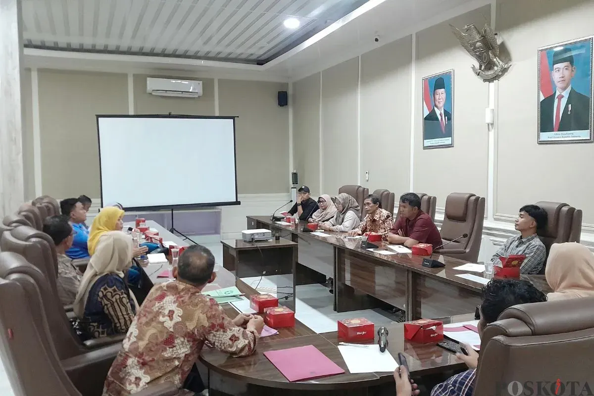 DPRD Kabupaten Bekasi menggelar mediasi orang tua siswa korban perundungan SMKN 1 Cikarang Barat dan pihak sekolah, Jumat, 19 September 2025. (Sumber: Poskota/Nurpini Aulia Rapika)