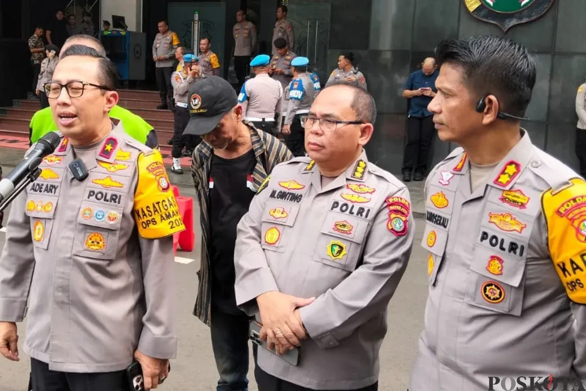 Kepala Bidang Kedokteran dan Kesehatan (Dokkes) Polda Metro Jaya, Komisaris Besar Polisi M. Ginting (tengah) di Polda Metro Jaya, Jakarta Selatan, Jumat, 19 September 2025. (Sumber: Poskota/Ali Mansur)