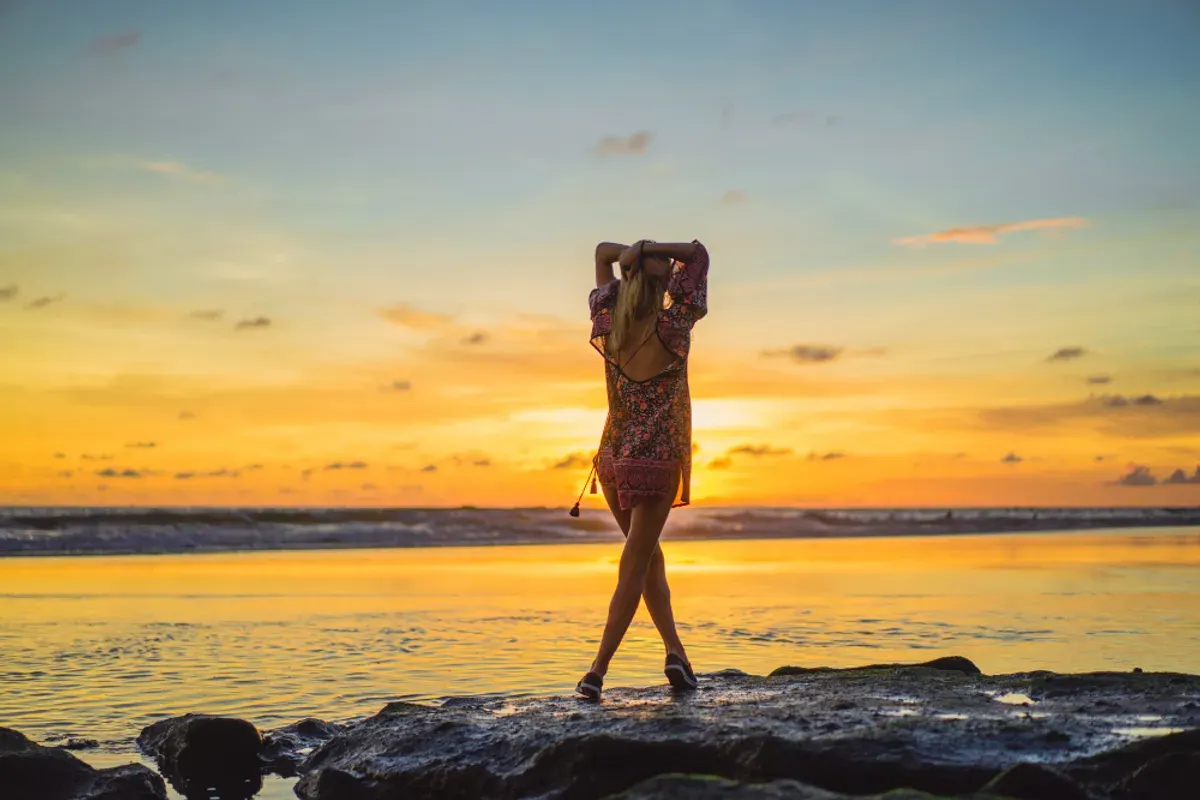 Cara membuat foto sinematik sendiri di pantai dengan contoh prompt Gemini AI yang keren. (Sumber: Freepik/Kireyonok_Yuliya)