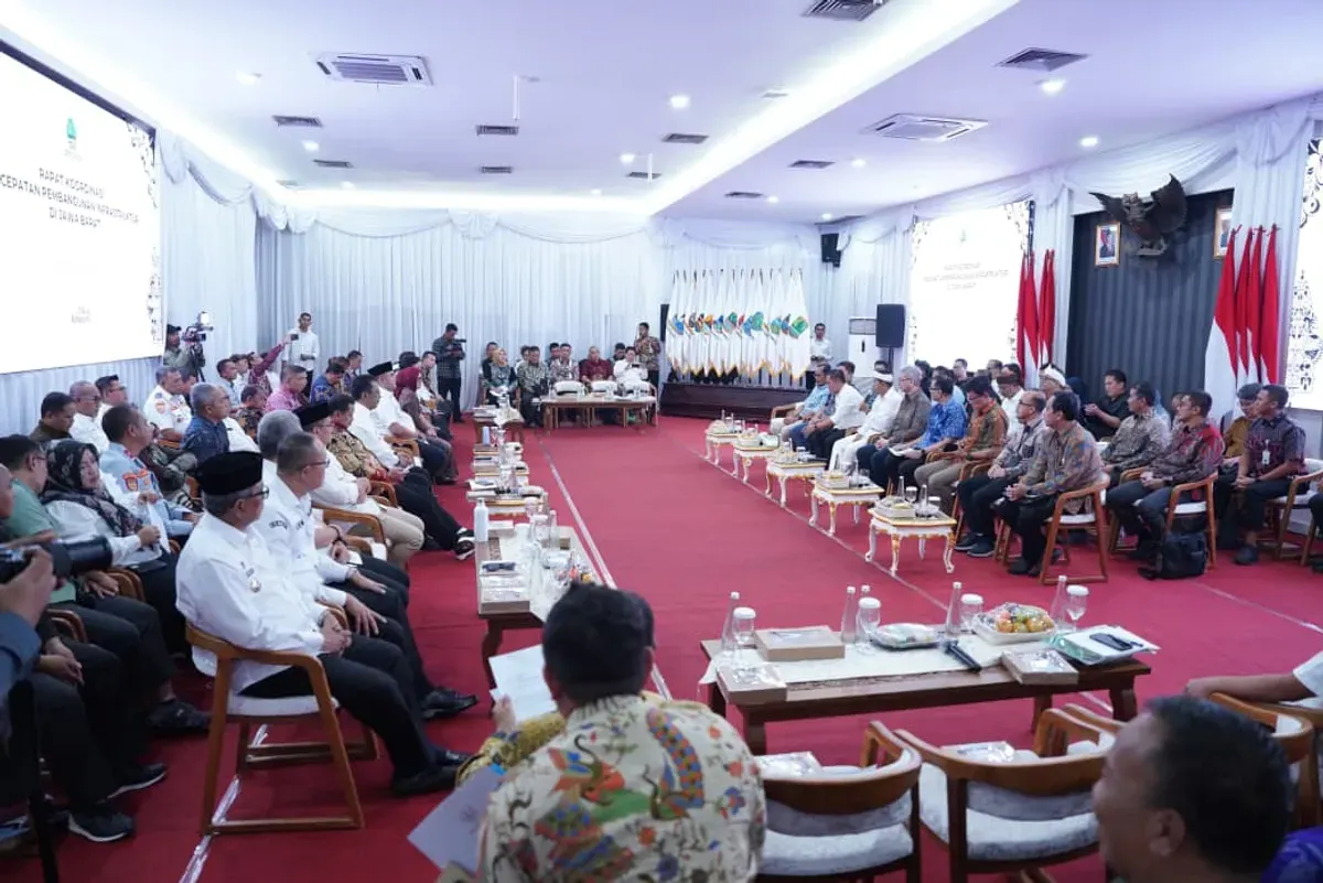 Bupati Bogor, Rudy Susmanto hadiri Rapat Koordinasi Percepatan Pembangunan Infrastruktur, bersama Gubernur Jawa Barat Dedi Mulyadi di Universitas Singaperbangsa, Kabupaten Karawang. (Sumber: Pemkab Bogor)