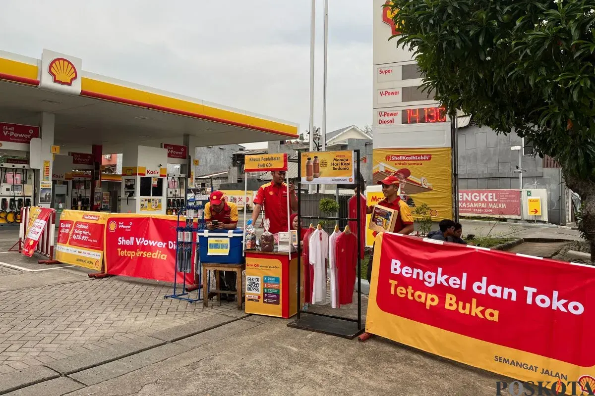 Karyawan SPBU Shell di Jalan Kemanggisan Utama Raya, Palmerah, Jakarta Barat, terlihat berjualan kaus hingga wipper mobil, Jumat, 19 September 2025. (Sumber: Poskota/Pandi Ramedhan)