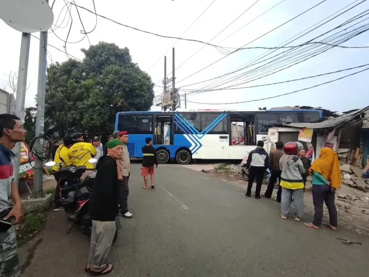 Bus Transjakarta tabrak rumah di kawasan Cakung, Jakarta Timur, Jumat, 19 September 2025. (Sumber: Istimewa)