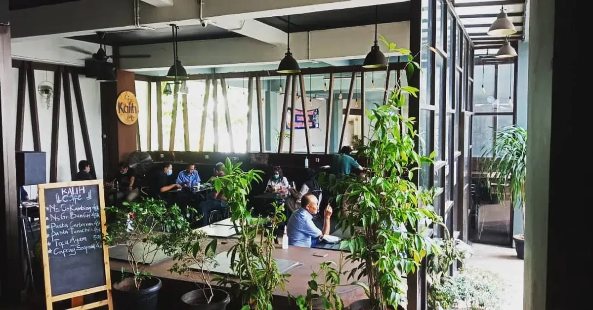 Suasana asri Kali Cafe Menteng Square dengan pemandangan aliran air yang menenangkan. (Sumber: Facebook/@Kalih_kafe)