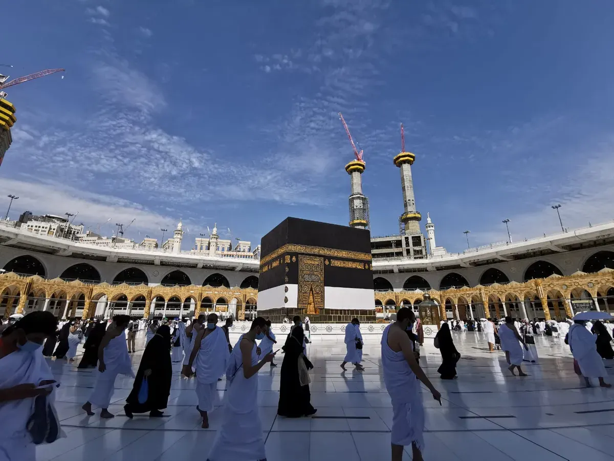 Cara edit foto AI di Mekkah menggunakan Google Gemini lengkap dengan contoh prompt yang bisa digunakan. (Sumber: X/@HaramainInfo)