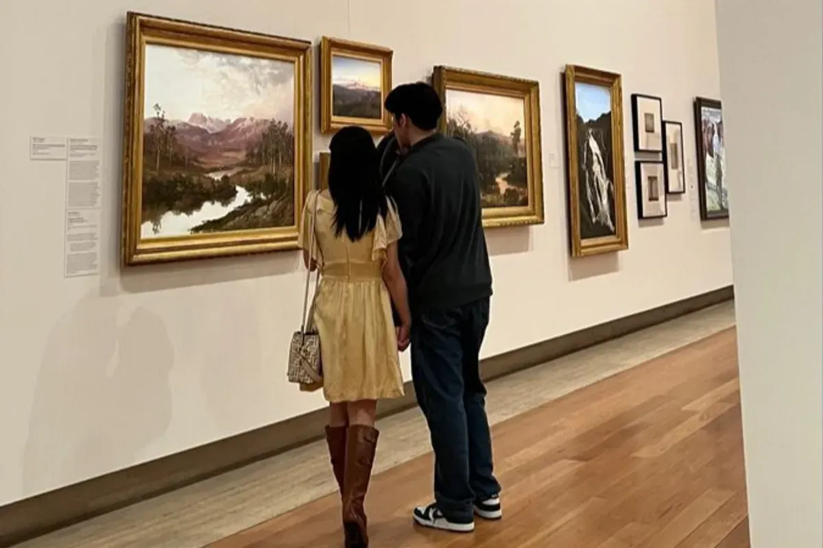 Ilustrasi- tren edit foto AI Gemini bareng pacar ala museum date. (Sumber: Pinterest)