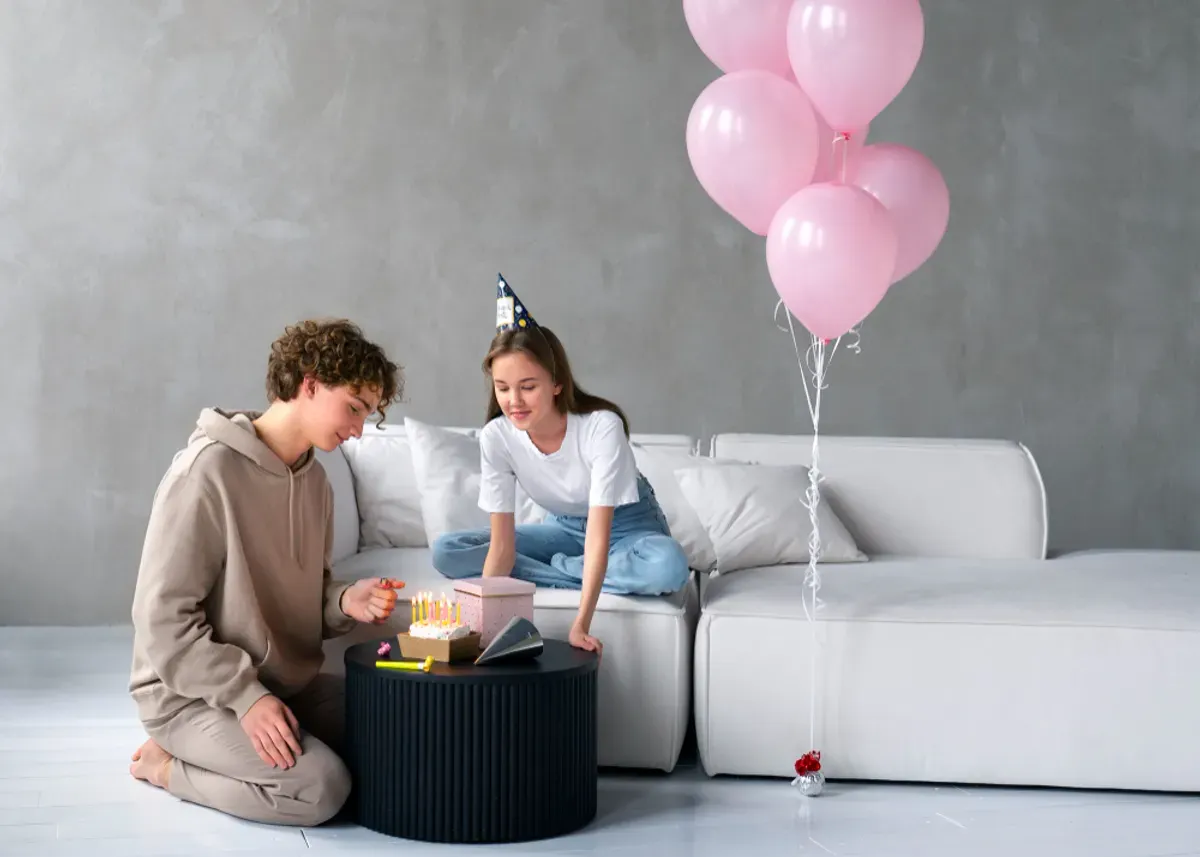 Contoh prompt Gemini AI yang bisa digunakan untuk membuat foto ulang tahun ala studio. (Sumber: Freepik)