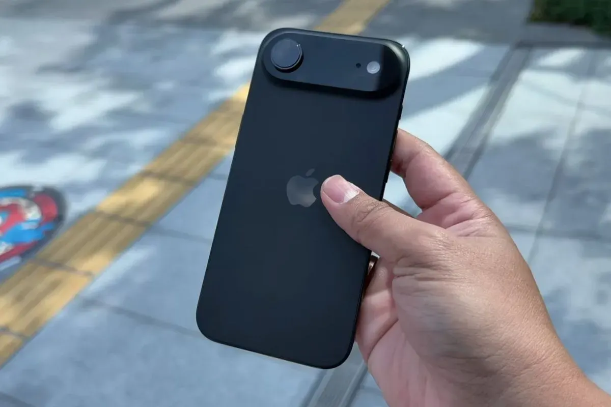 Penampilan iPhone 17 Air jet black terbaru yang rilis September 2025. (Sumber: YouTube/Putu Reza)