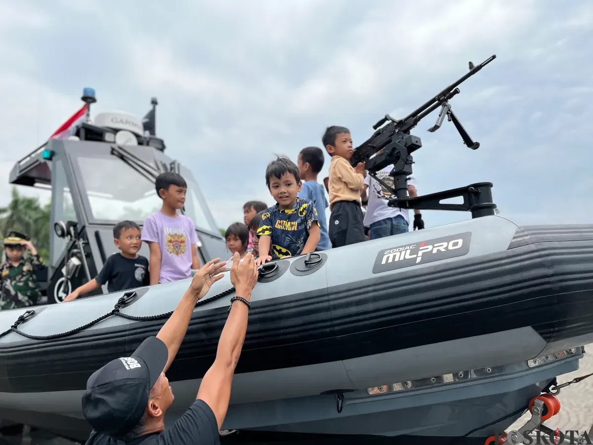Masyarakat antusias melihat pameran alat utama sistem senjata (Alutsista) TNI di Monas, Jakarta Pusat, pada Sabtu, 20 September 2025. (Sumber: Poskota/Pandi Ramedhan)