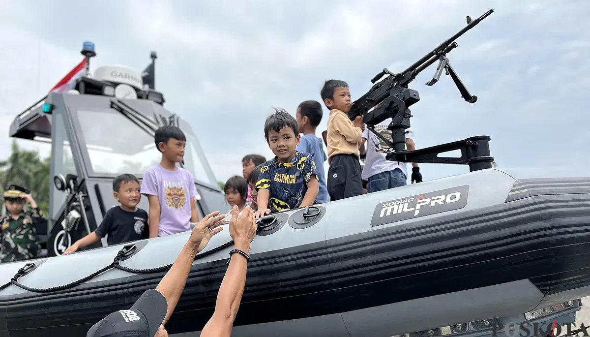 Masyarakat antusias melihat pameran alutsista TNI di Monas, Jakarta Pusat, pada Sabtu, 20 September 2025. (Sumber: POSKOTA | Foto: Pandi Ramedhan)