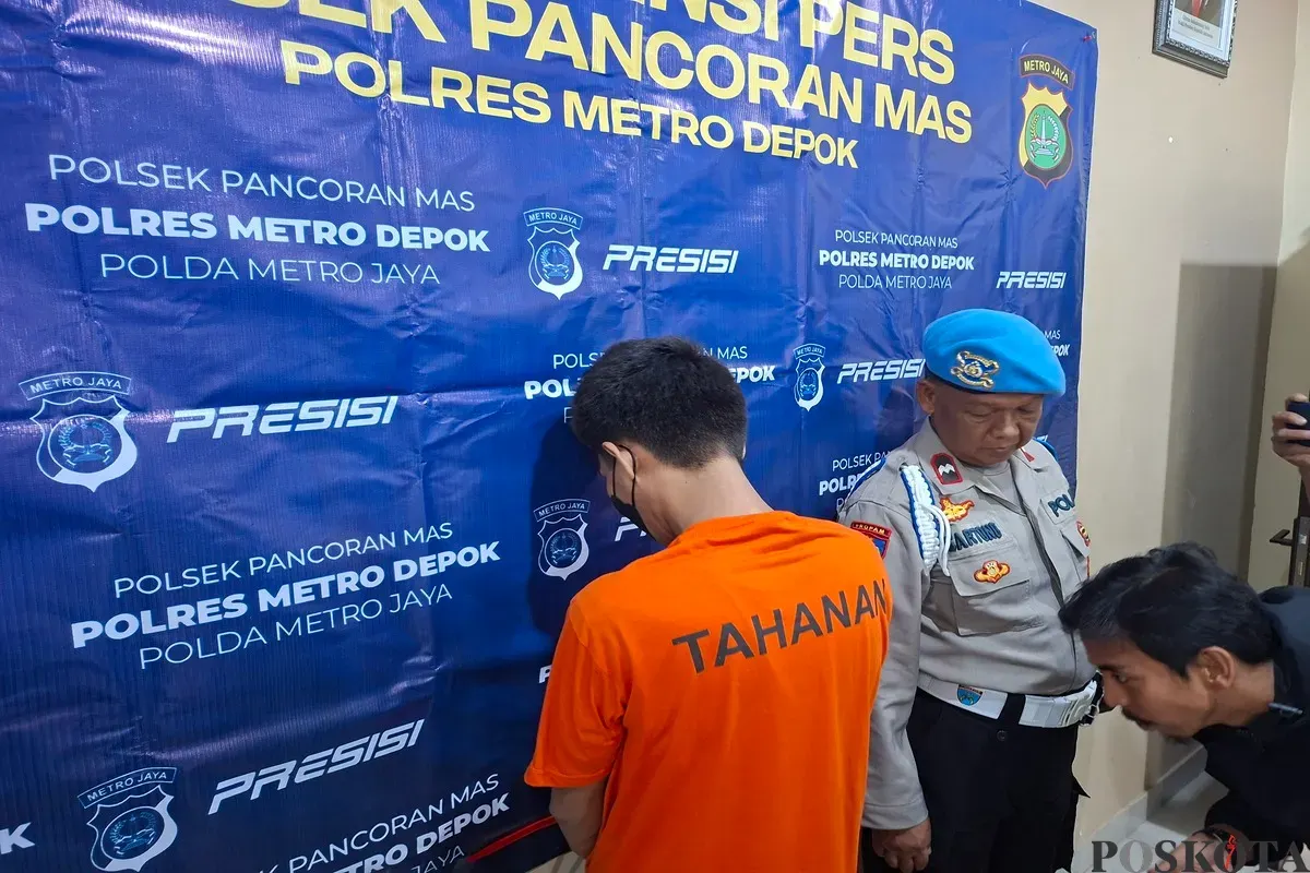 Residivis kasus narkoba berinisial DK diperlihatkan saat rilis kasus di Polsek Pancoran Mas, Depok. Polisi menggagalkan peredaran sabu yang dikendalikan dari dalam Lapas. (Sumber: Poskota/Angga Pahlevi)
