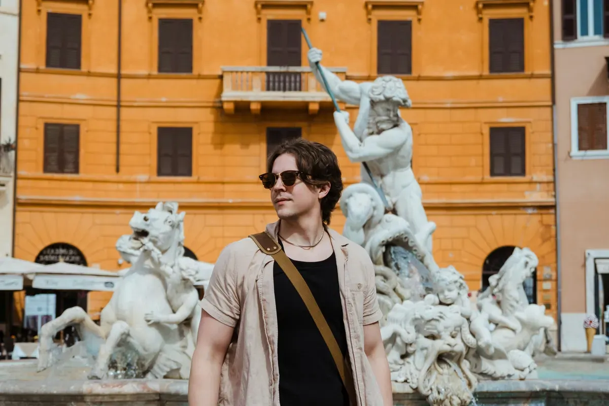 2 Prompt Edit Foto Liburan di Luar Negeri Tanpa Ubah Wajah, Cek di Sini (Sumber: Unsplash/Olivia Anne Snyder)
