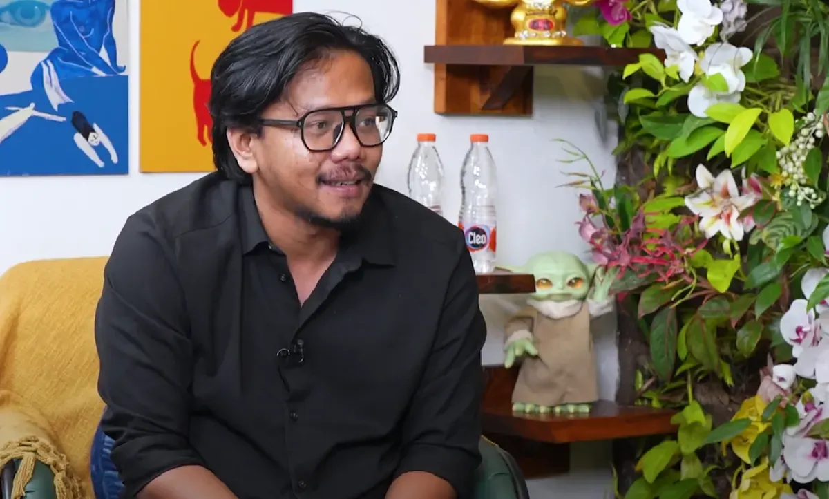 Ferry Irwandi saat memberikan klarifikasi di podcast Curhat Bang Denny Sumargo, Sabtu, 20 September 2025. (Sumber: YouTube/Curhat Bang Denny Sumargo)