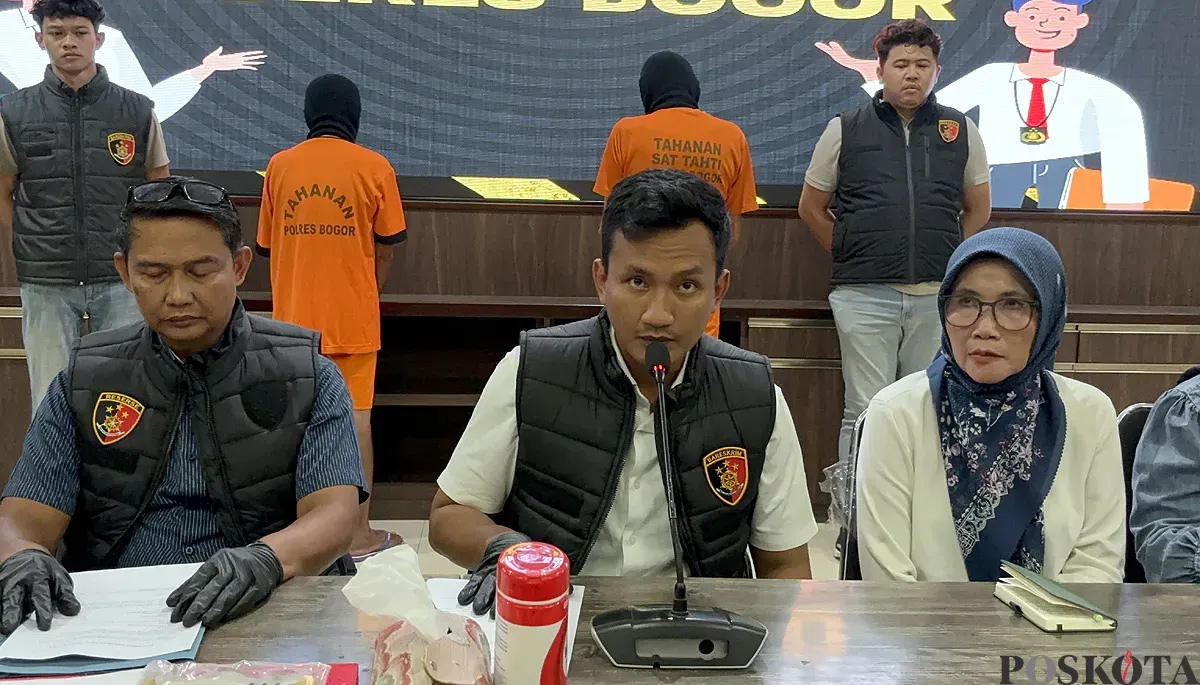 Polisi menyampaikan keterangan pers kasus pencabulan oleh dua lansia terhadap dua orang bocah di Ciampe, Kabupaten Bogor. (Sumber: POSKOTA | Foto: Giffar Rivana)