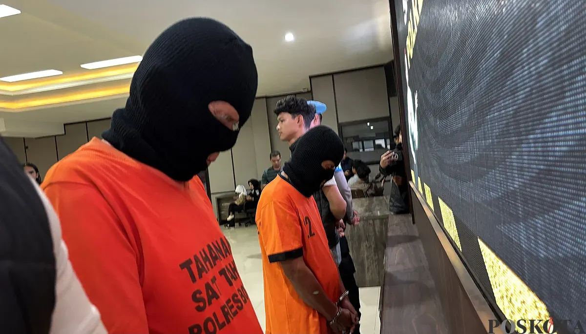 Dua orang pelaku pencabulan di Ciampea, Kabupaten Bogor, yang ditangkap polisi setelah video keluhan dari orang tua korban viral. (Sumber: POSKOTA | Foto: Giffar Rivana)