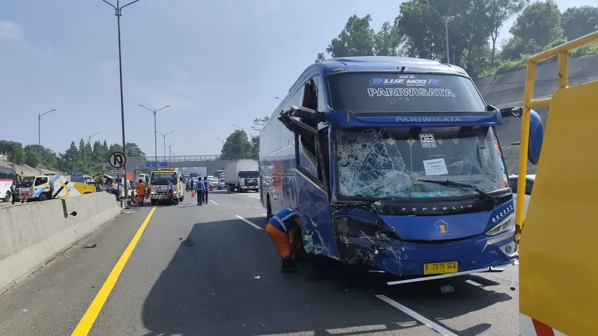 Kecelakaan beruntun melibatkan dua bus dan satu truk derek terjadi di ruas Tol Cipularang KM 99 arah Jakarta, pada Minggu, 21 September 2025. (Sumber: Dok PJR Tol Cipularang)