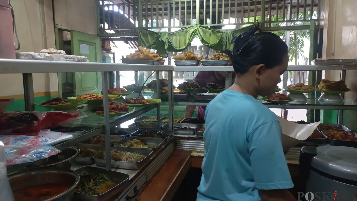 Pegawai Warteg Jaya Bahari di Meruya Selatan, Jakarta Barat, melayani pembeli, Minggu, 21 September 2025. (Sumber: POSKOTA | Foto: M Tegar Jihad)