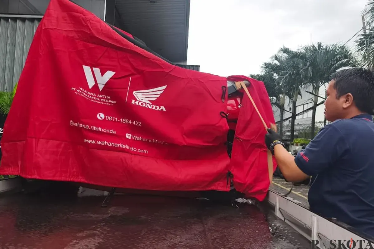 Ketahui berapa liter bensin pada motor yang baru dibeli dari dealer. (Sumber: Poskota/Erwan Hartawan)