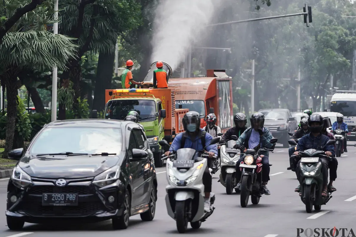 Petugas Dinas Lingkungan Hidup (DLH) DKI Jakarta menyemprotkan water mist di Kawasan Monas hingga Bundaran HI, Jakarta, Senin, 22 September 2025. (Sumber: Poskota/Bilal Nugraha Ginanjar)
