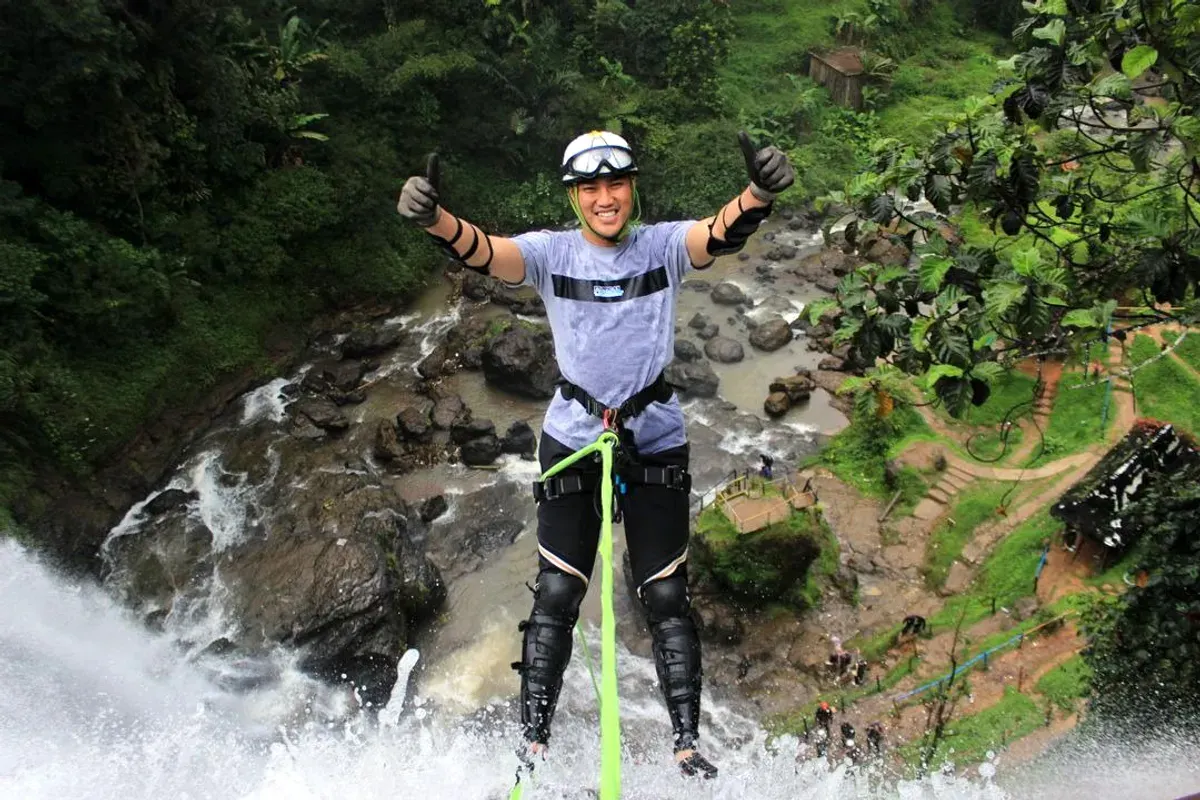 Anggota DPRD Provinsi Jawa Barat dari Daerah Pemilihan IV Kabupaten Cianjur, Abdul Karim, saat menikmati pengalaman wisata petualangan di Curug Cikondang, Kabupaten Cianjur. (Sumber: Istimewa)
