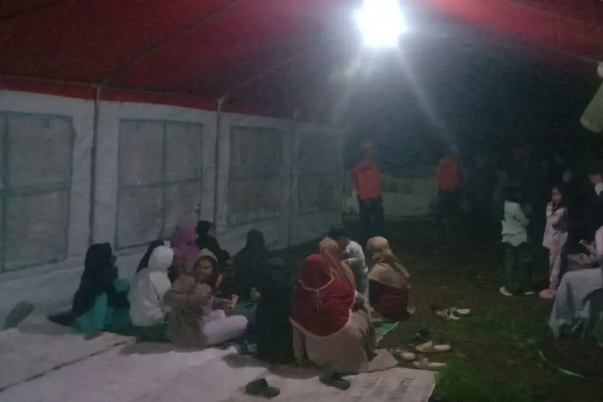 BPBD Kabupaten Bogor meninjau pengungsian warga di tengah, Sabtu, 21 September 2025. (Sumber: Dok. BPBD Kabupaten Bogor)