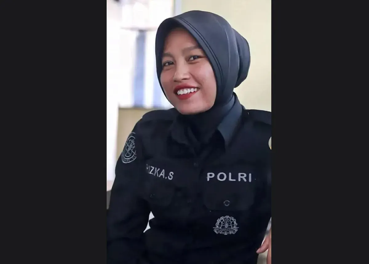 Briptu Rizka Sintiyani, polisi wanita (polwan) yang bertugas di Polres Lombok Barat (Lobar), kini resmi menjadi tersangka kasus pembunuhan suaminya, Brigadir Esco Faska Relly, anggota Intel Polsek Sekotong. (Sumber: X/@Meta80ki)