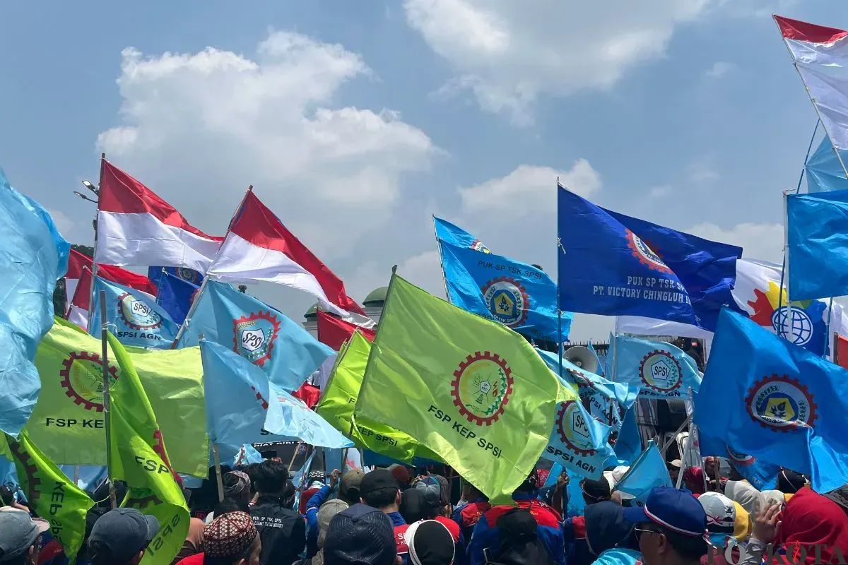 Ribuan massa buruh berunjuk rasa di depan Gedung DPR RI, Senayan, Tanah Abang, Jakarta Pusat, Senin, 22 September 2025. (Sumber: Poskota/Pandi Ramedhan)