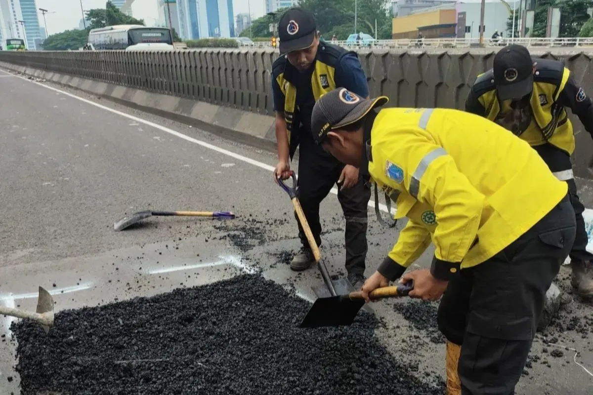 Suku Dinas Bina Marga Jakarta Selatan saat melakukan penutupan lubang di flyover Pancoran, Jakarta Selatan. (Sumber: Dok. Dinas Bina Marga Jaksel)